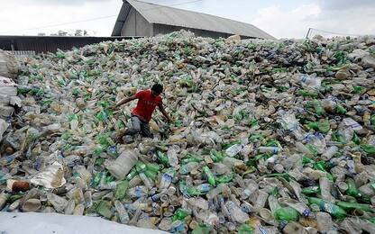 Greenpeace: solo il 6,6% delle bottiglie di bibite è riciclato