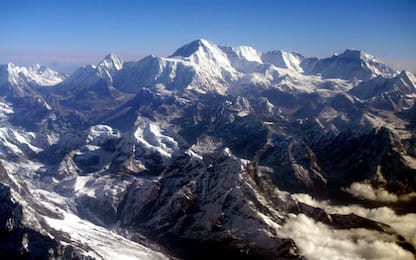 Everest, arrivano le borse per rimuovere i rifiuti delle spedizioni