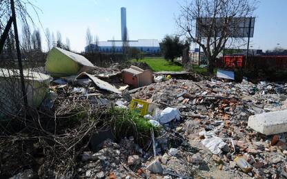 Deposito incontrollato di rifiuti, sequestro nel Salernitano