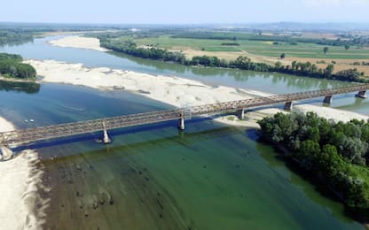 La "nave fantasma" San Giorgio riemerge dal Po, era affondata nel 1944