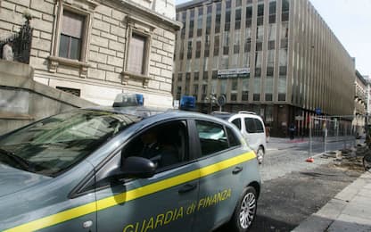Torino, falso "cieco" guidava auto: denunciato da Guardia di Finanza