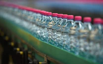 Legambiente: per le bottiglie di plastica giro d'affari da 10 miliardi
