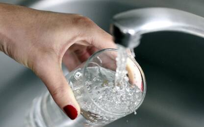 Anche l'acqua che beviamo è contaminata dalla plastica