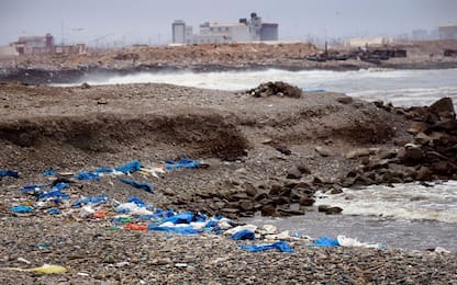 Fiumicino, il sindaco Montino: "La costa è invasa dai rifiuti" 