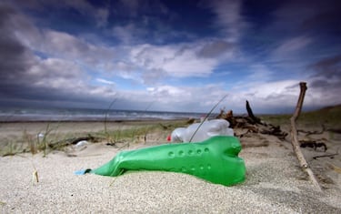 Una macchina trita plastica per ridare vita ai rifiuti