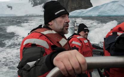 Javier Bardem, “tuffo” nei fondali dell’Antartide con Greenpeace