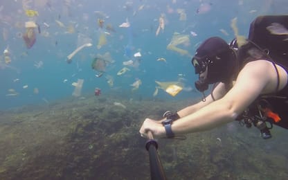 Mare di plastica in Indonesia, il video di un sub britannico a Bali