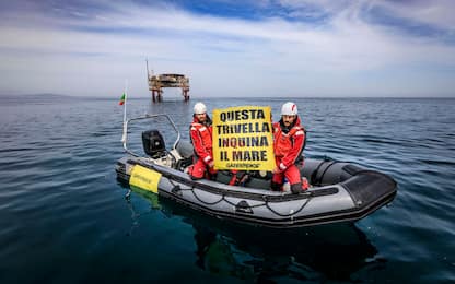 Greenpeace, azione dimostrativa nell’Adriatico contro le trivelle