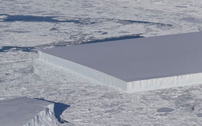 Antartide, fotografato dalla Nasa un "misterioso" iceberg rettangolare