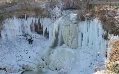 Minneapolis, la cascata si ghiaccia: trasformazione da fiaba. VIDEO