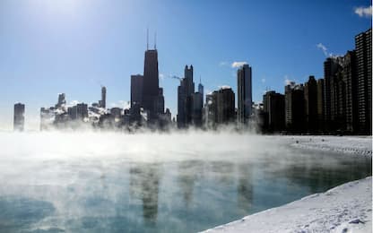 Il lago Michigan si ghiaccia e crea uno spettacolare effetto nebbia