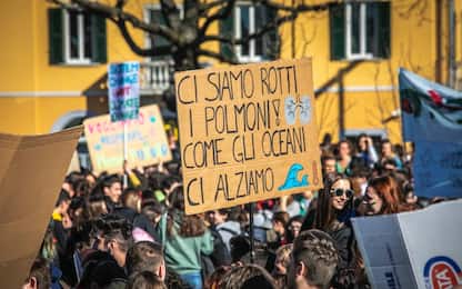 Napoli, sciopero del 15 marzo sul clima: le proteste degli studenti