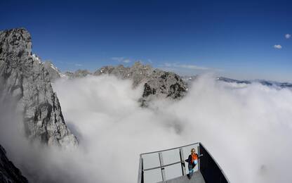 Germania, immersione tra le nuvole sulla montagna Alpspitze