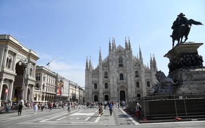 Milano, in auto sul sagrato del Duomo: identificati. Denunciato 49enne