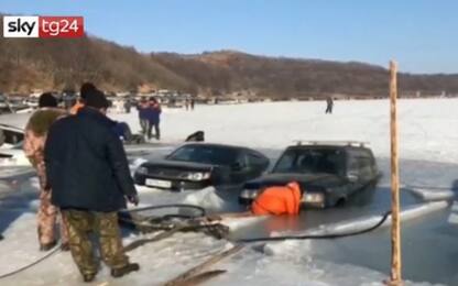 Russia, parcheggiano sul ghiaccio per pescare: 45 auto in acqua. VIDEO