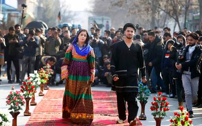 A Kabul la sfilata di moda dei vestiti tradizionali. FOTO