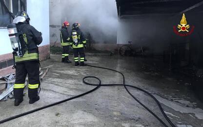 Incendio in garage, quattro intossicati