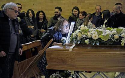 Medico morto, in centinaia ai funerali