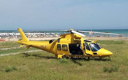 Malore in spiaggia, rianimata dai bagnini