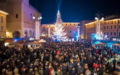 Natale, a Fano accese luci grande albero