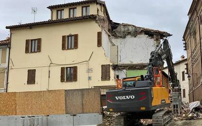 Abbattuto palazzo simbolo sisma Camerino