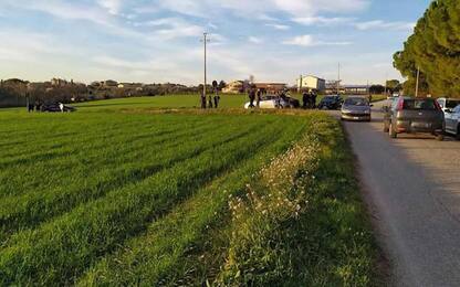 Trovato morto accoltellato in campagna