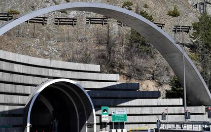 Fumo da un bus nel tunnel del Monte Bianco, 67 evacuati