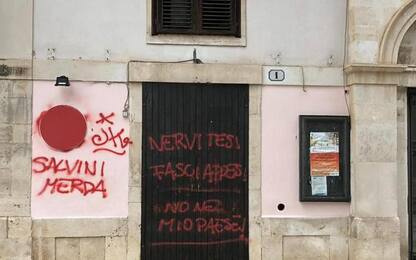 Scritte contro Salvini su muri sede Lega