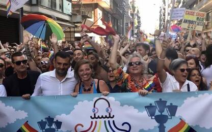 Gay: a Bari sfilano in 5mila