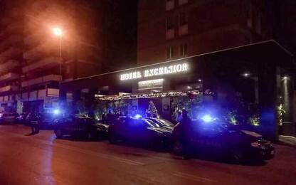 Cede controsoffitto hotel Bari, 6 feriti