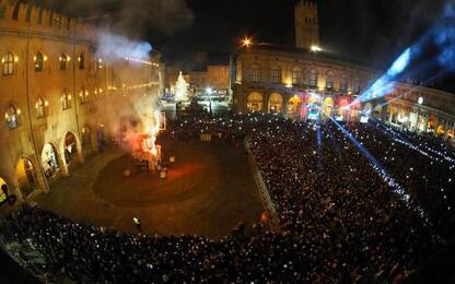 Capodanno, migliaia in piazza a Bologna