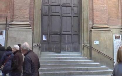 Fiamme su portone chiesa a Bologna