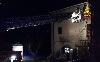 Incendio su tetto di casa nel Bolognese