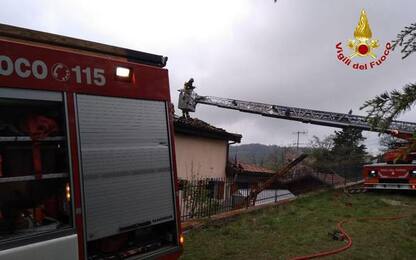 Incendio in villa nel Bolognese, vigile del fuoco ferito. FOTO