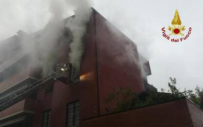 Imola, appartamento in fiamme: quattro intossicati. FOTO