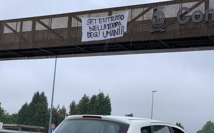Striscione per Salvini a Sassuolo: 'Sei entrato tra gli umani'