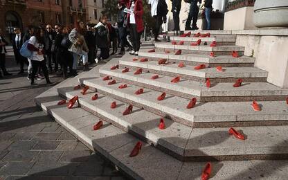 Fiori di ceramica contro violenza donne