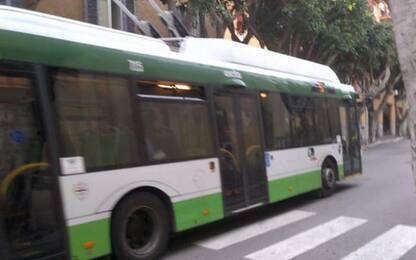 Calano i passeggeri su bus e tram
