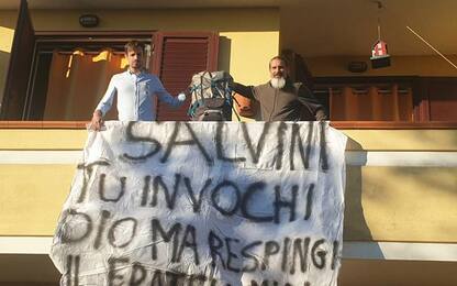 Striscione anti Salvini da sindaco M5s