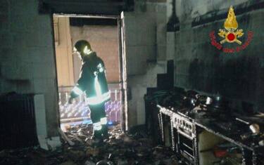 Incendio casa, anziana salva su balcone