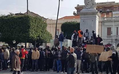 Migranti bloccano accesso porto Gioia T.