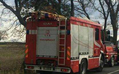 Auto in bilico con cartello, sta ferma e donna si salva