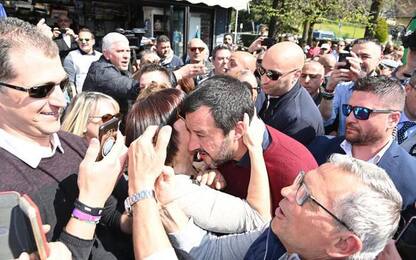 Salvini, a balcone io metto tricolore