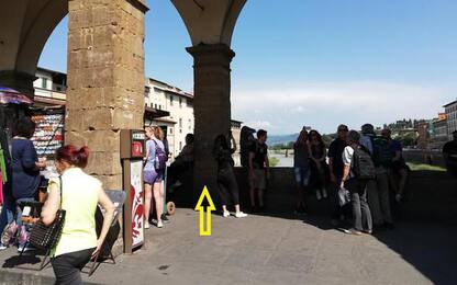 Scrive sul Ponte Vecchio, denunciata