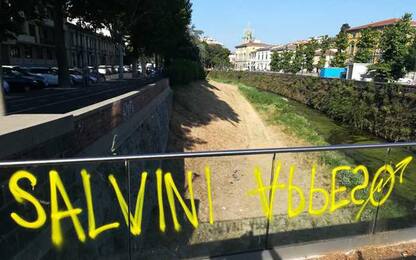 Scritta'Salvini appeso' su ponte Firenze
