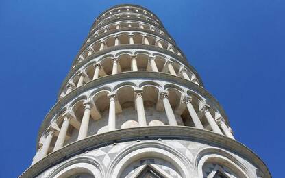 Incidono nome su Torre Pisa, arrestati