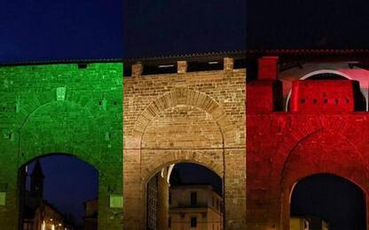 Tricolore proiettato porte mura Firenze