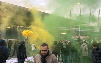 Piaggio Aero, manifestazione con fumogeni giallo-verdi