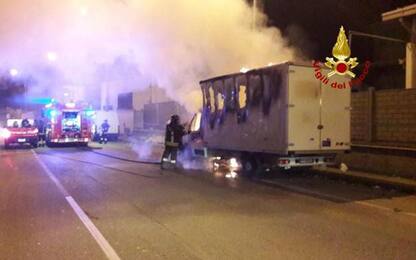 Camion a fuoco a Genova, nessun ferito