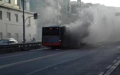 Genova, bus a fuoco in corso Europa